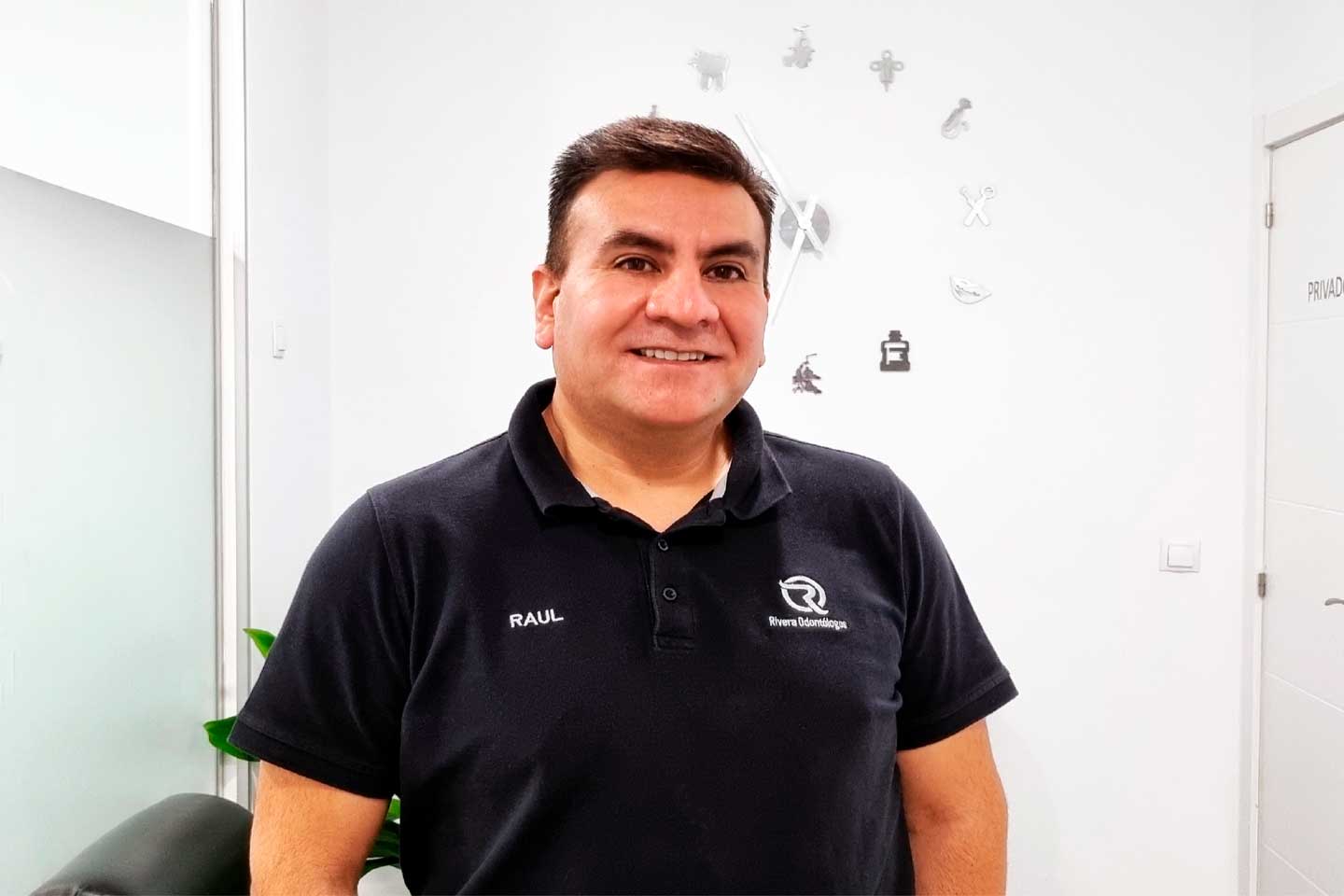 Raúl Rivera, implantes, periodoncia, prótesis sobre implantes, dentista en Alcorcón.