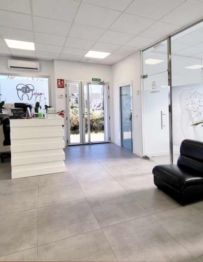 Clínica dental en Alcorcón, Dentistas en Alcorcón, Tac dental, Implantes, ortodoncia, periodoncia, prótesis, Acceso a minusválidos.