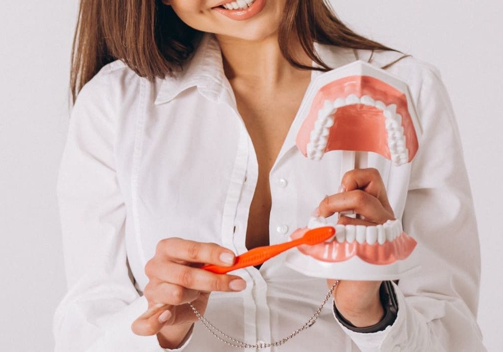 cepillado dental modelo boca demostracion higiene oral clinica