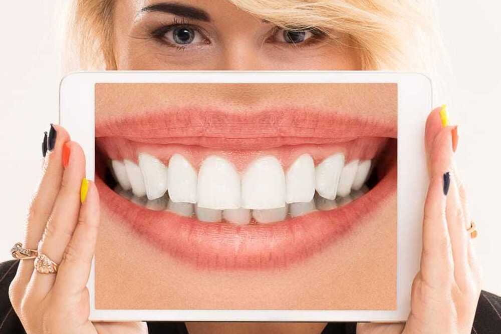 mujer sosteniendo tableta con sonrisa