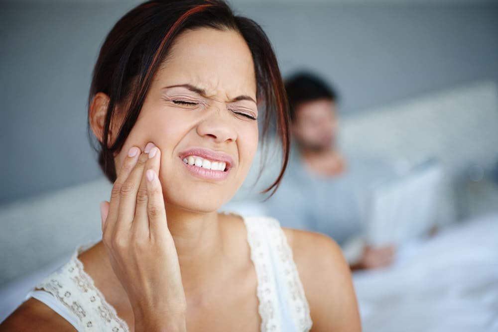 consecuencias del bruxismo en implantes dentales carillas y coronas